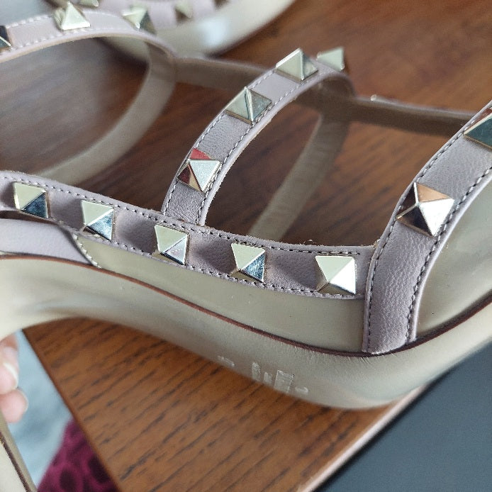 Valentino Poudre Patent Rockstud T-Strap Pointed Toe Pump Heels | Pre Loved |