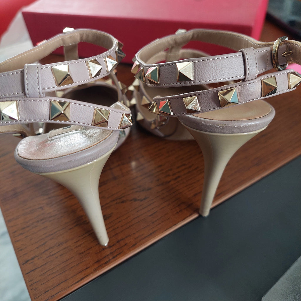 Valentino Poudre Patent Rockstud T-Strap Pointed Toe Pump Heels | Pre Loved |