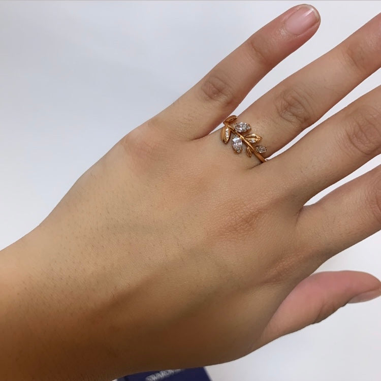 Swarovski Crystal Rhinestones Leaf Ring | Like New |